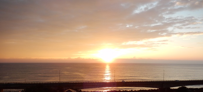 日立駅海岸口の広場から撮影した日立の朝日