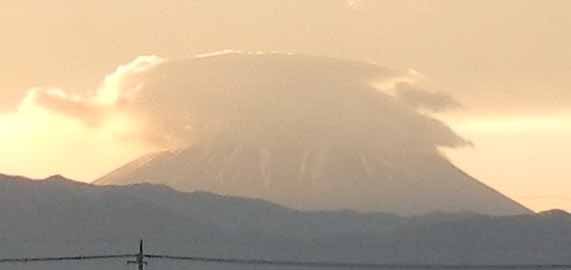 日の出に甲府のから見た富士山