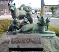 秋田犬の銅像
