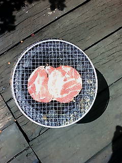 圧縮ラムを七輪で焼きます