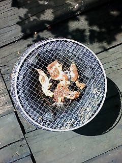 松尾ジンギスカンを七輪で焼きます